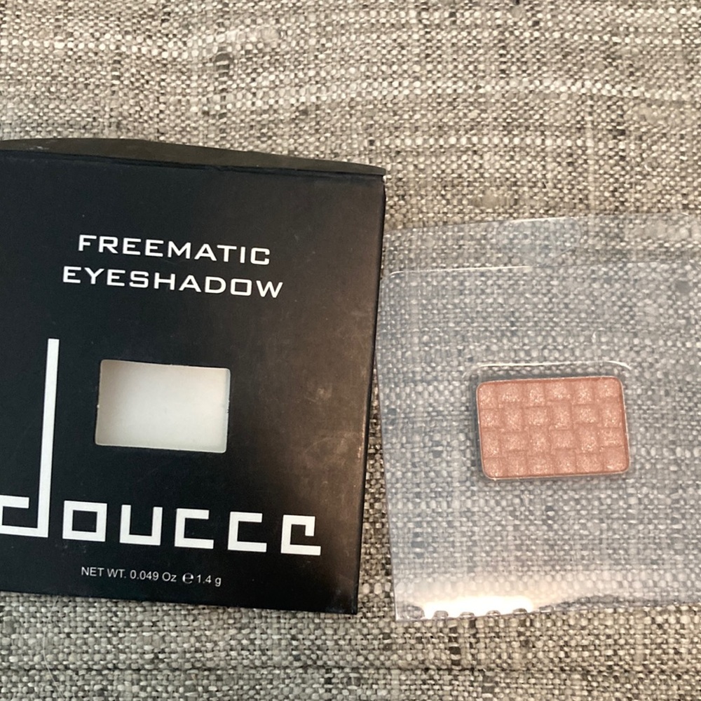 Bundle & Save 
SAMPLES Doucce Eyeshadow Veronica